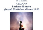 Poster pubblicitario in italiano per un corso pratico di meditazione, con persona che medita su uno sfondo stellato e testo descrittivo sull'evento e contatti.