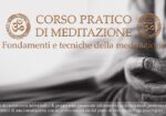 Banner for 'Corso Pratico di Meditazione': Fondamenti e tecniche della meditazione, with hands and gold logos to the right.