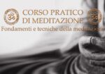 Banner advertising a practical meditation course in Italian: 'Corso pratico di meditazione' with subtitle 'Fondamenti e tecniche della meditazione' and decorative Om symbols on both sides.